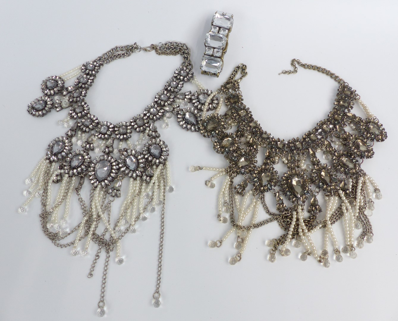 A collection of costume jewellery including beads, silver ring etc - Image 3 of 4