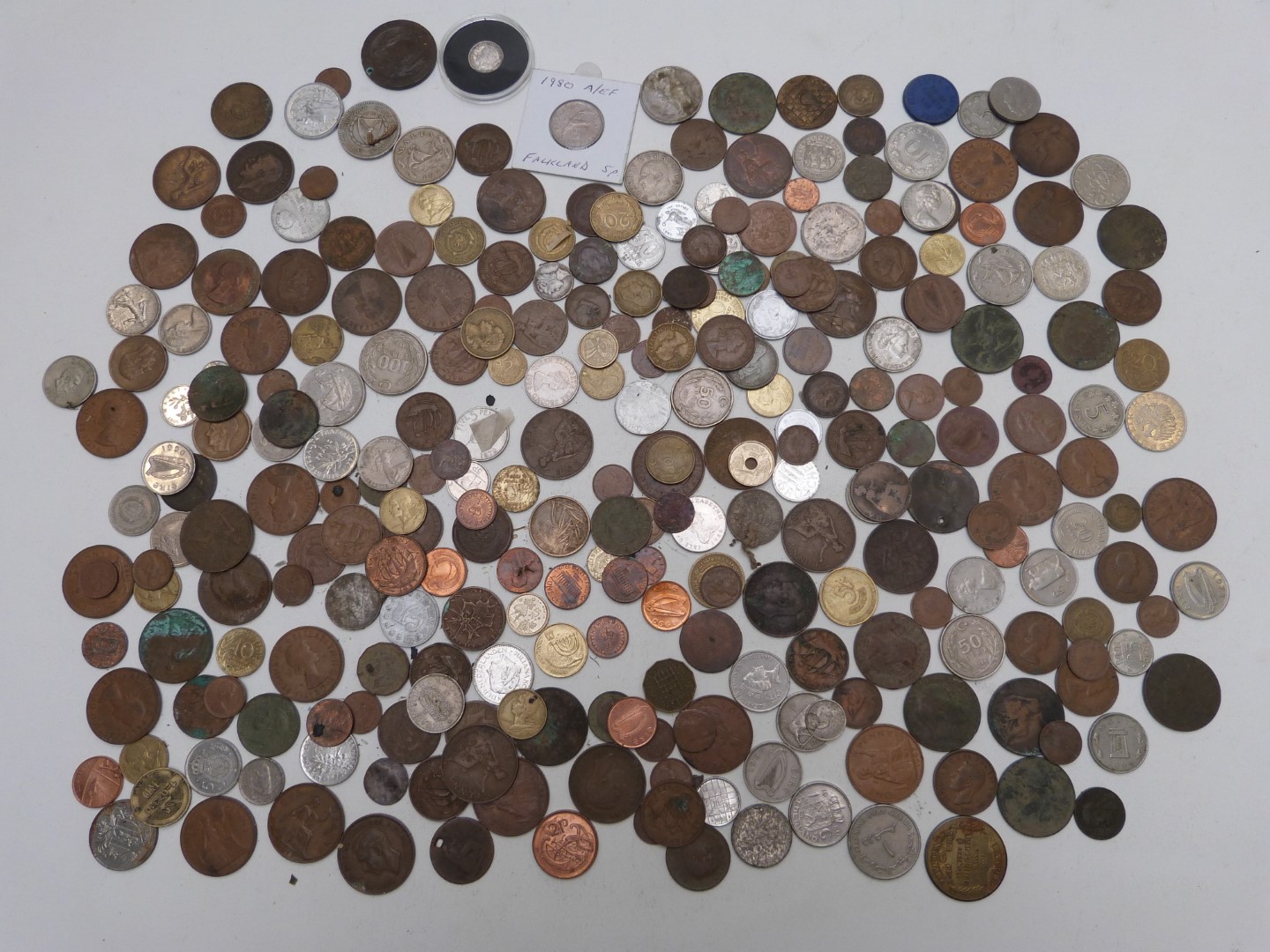A collection of UK and overseas sundry coinage