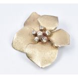An 18ct gold pendant in the form of a flower by H Stern set with diamonds, 3.9g