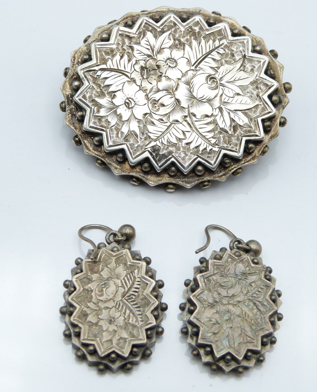 Victorian brooch and matching earrings with chased decoration, Victorian white metal brooch in the - Image 2 of 4