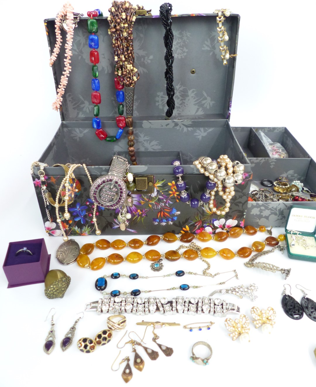 A collection of costume jewellery including beads, vintage brooches etc - Image 4 of 7