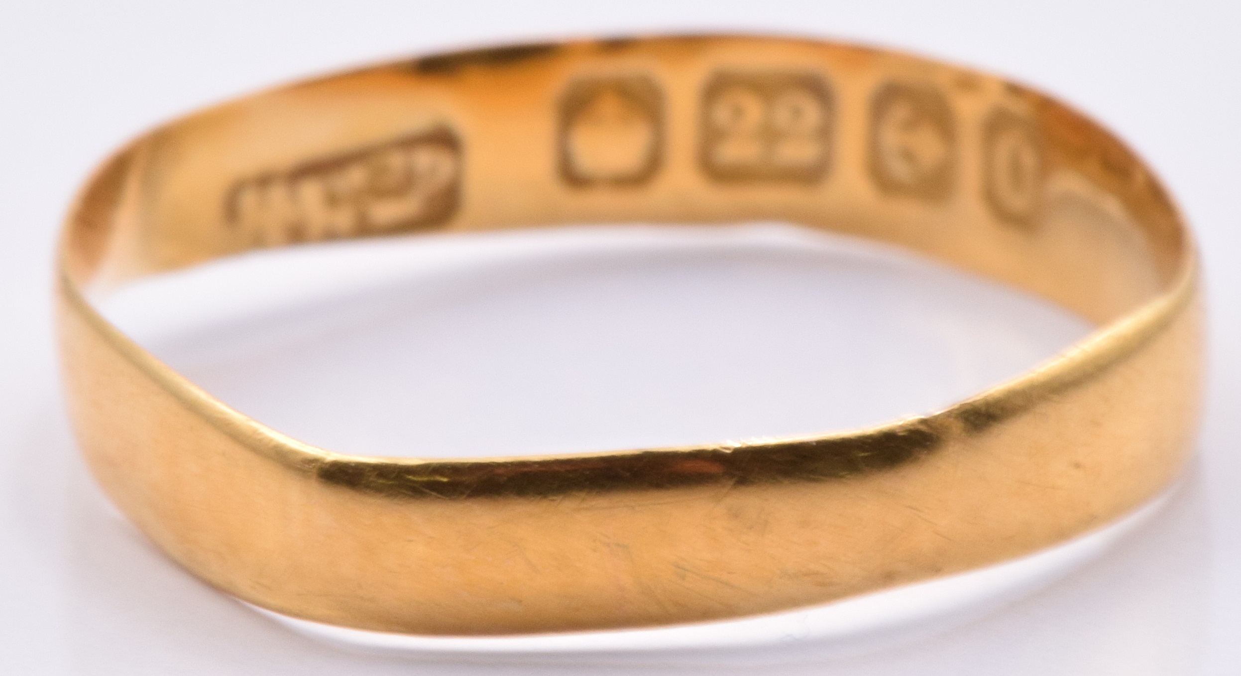 A 22ct gold wedding band/ ring, Birmingham 1913, 1.1g, size J