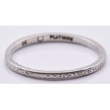 Art Deco platinum wedding band/ ring with engraved decoration, 2g, size N