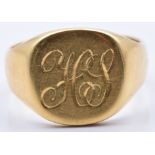 An 18ct gold signet ring, 9.5g, size M