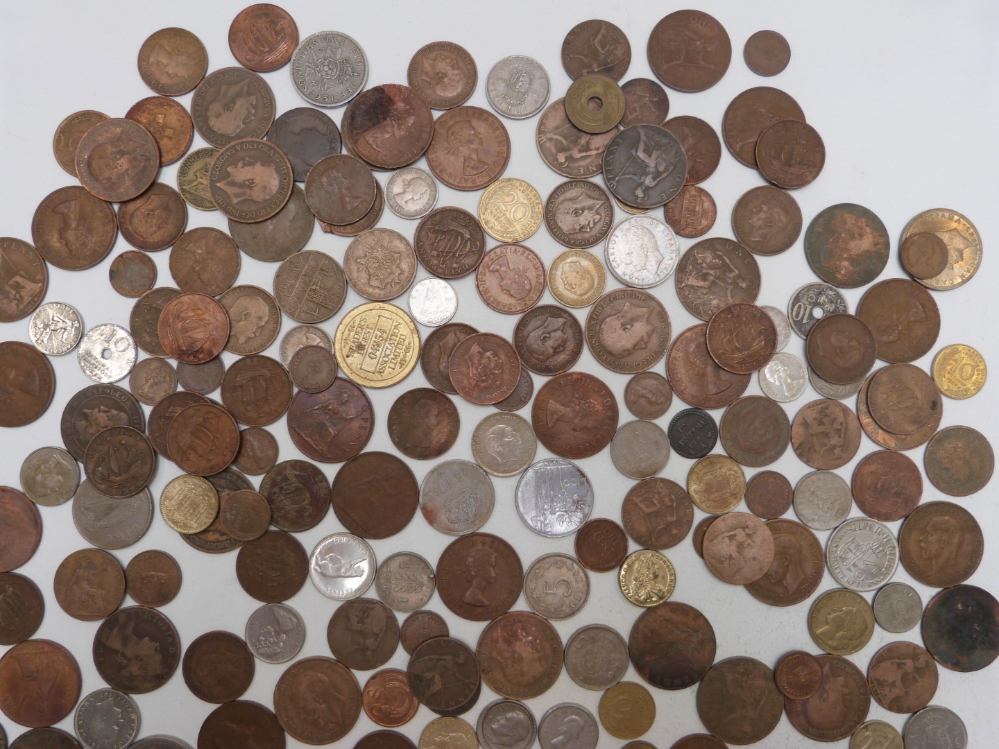 An amateur collection of UK and overseas coinage, late 18thC/19thC onwards, together with a - Image 6 of 8