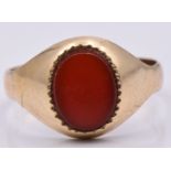 A 9ct gold ring set with agate, 2.6g, size R