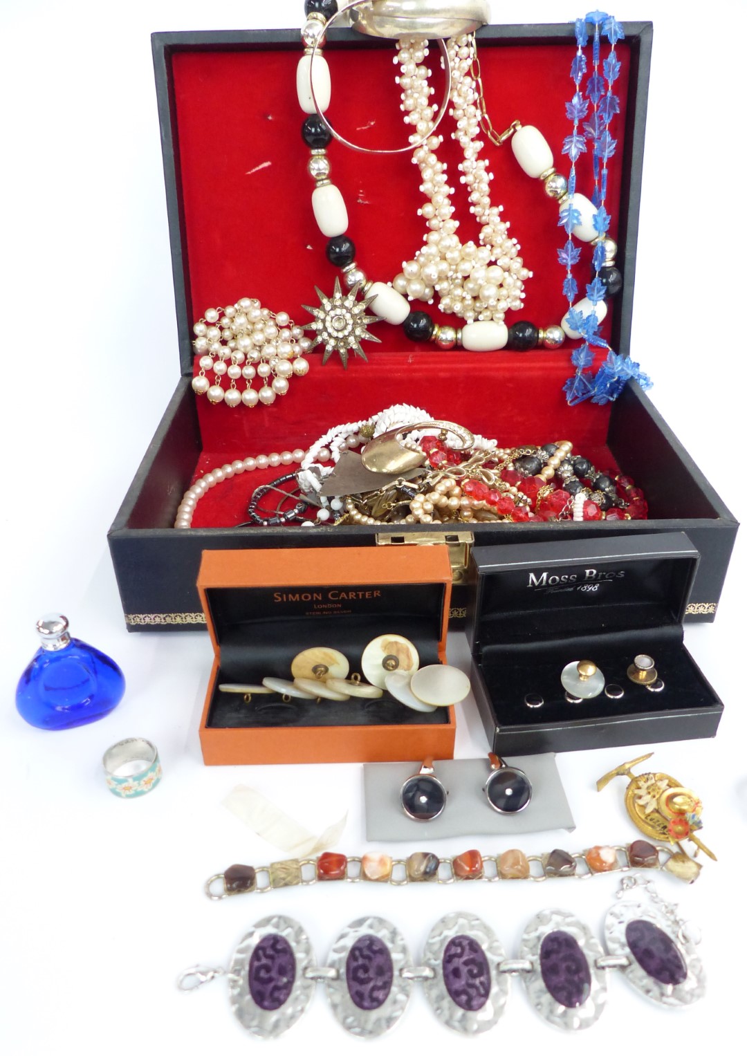 A collection of costume jewellery including beads, vintage brooches etc - Image 6 of 7
