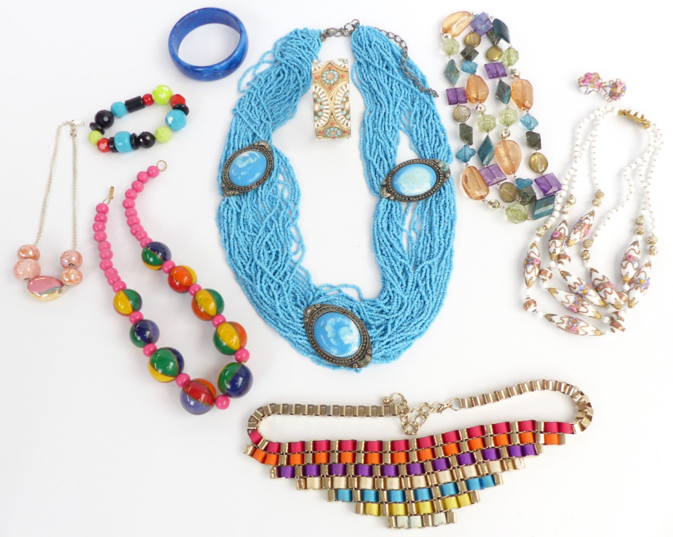 A collection of costume jewellery including beads, silver ring etc - Image 4 of 4