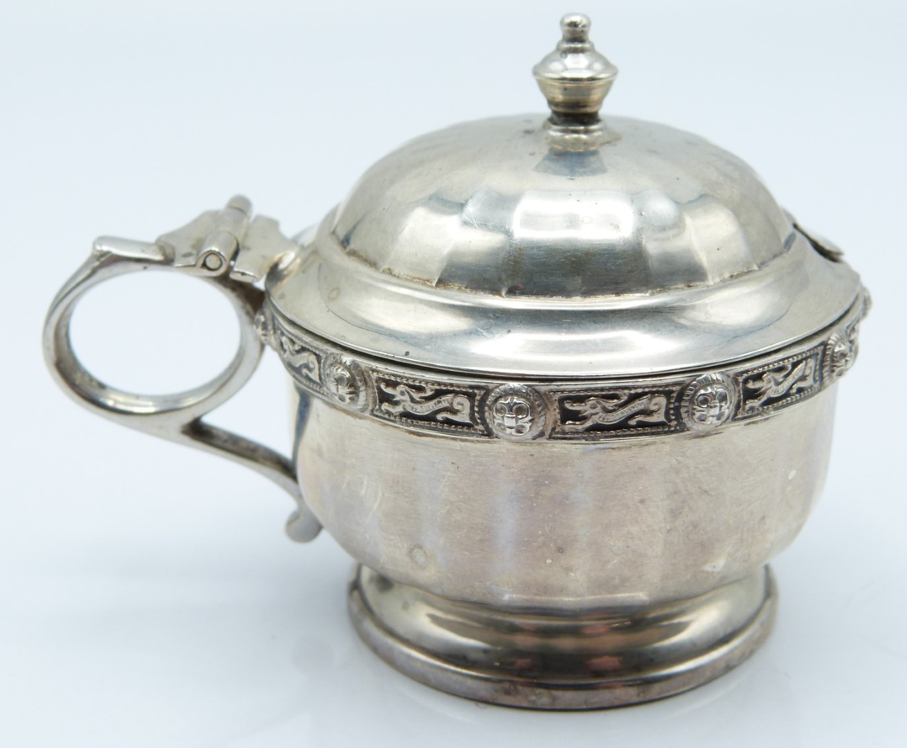 Four various Victorian and later hallmarked silver mustards, London 1898, Birmingham 1934 and 1933 - Image 8 of 17