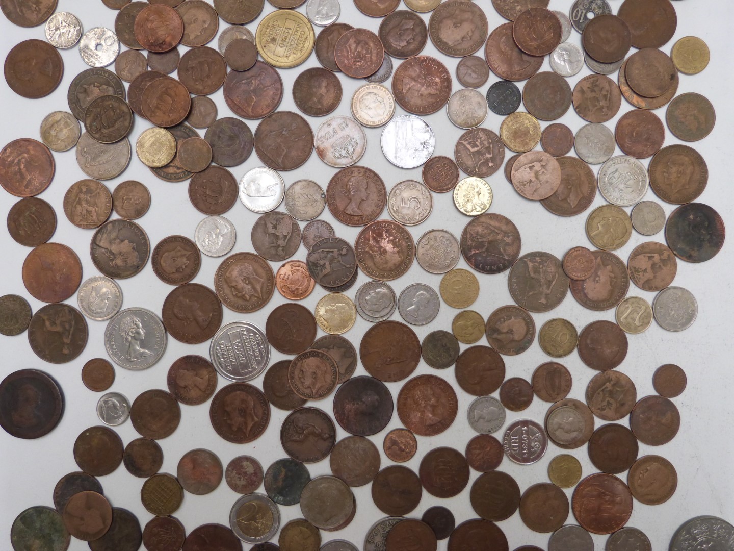 An amateur collection of UK and overseas coinage, late 18thC/19thC onwards, together with a - Image 7 of 8