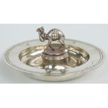 Garrard & Co figural camel pin dish with feature hallmarks, London 1994, diameter 9.8cm, weight 86g