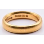 A 22ct gold wedding band/ ring, London 1919, 8.3g, size M