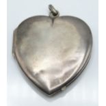 A large silver heart shaped locket 24.4g. W - 4.5 x L - 6 cm