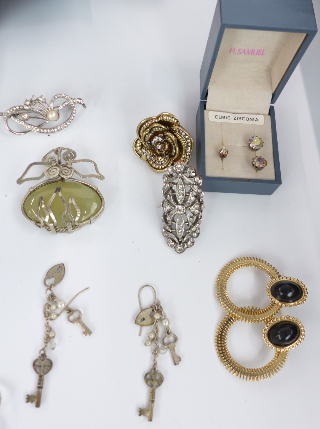 A collection of costume jewellery including vintage beads, silver rings etc - Image 4 of 6