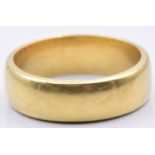 A yellow metal wedding band/ring, 7g, size M