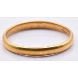 A yellow metal wedding band/ ring, 2.8g, size Q