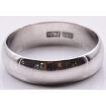 A platinum wedding band/ ring, 7.8g, size S