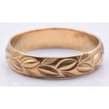 A 9ct gold wedding band/ ring with foliate decoration, 2.8g, size P