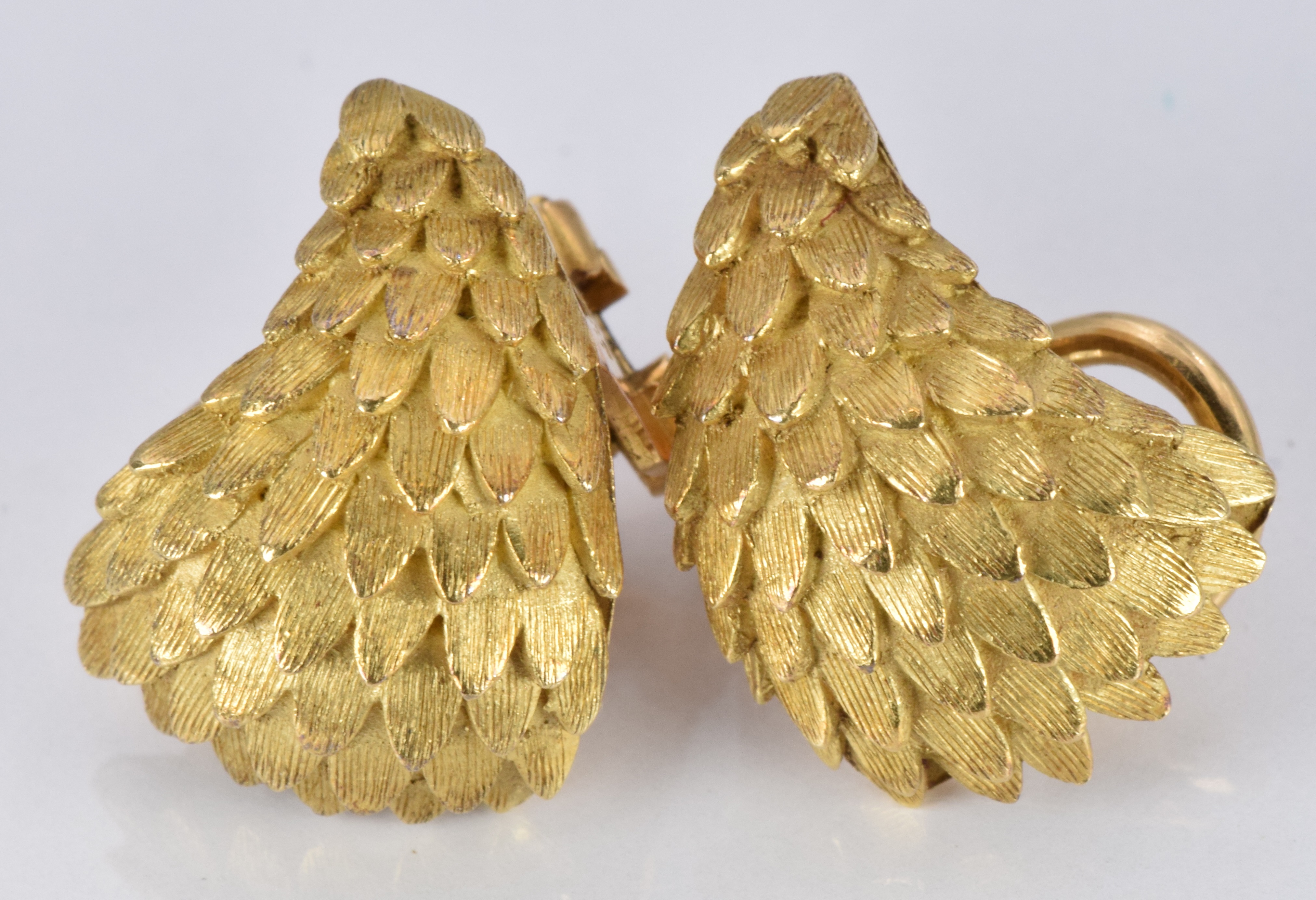 A pair of retro 18ct gold earrings in a stylised feather design, 11.3g