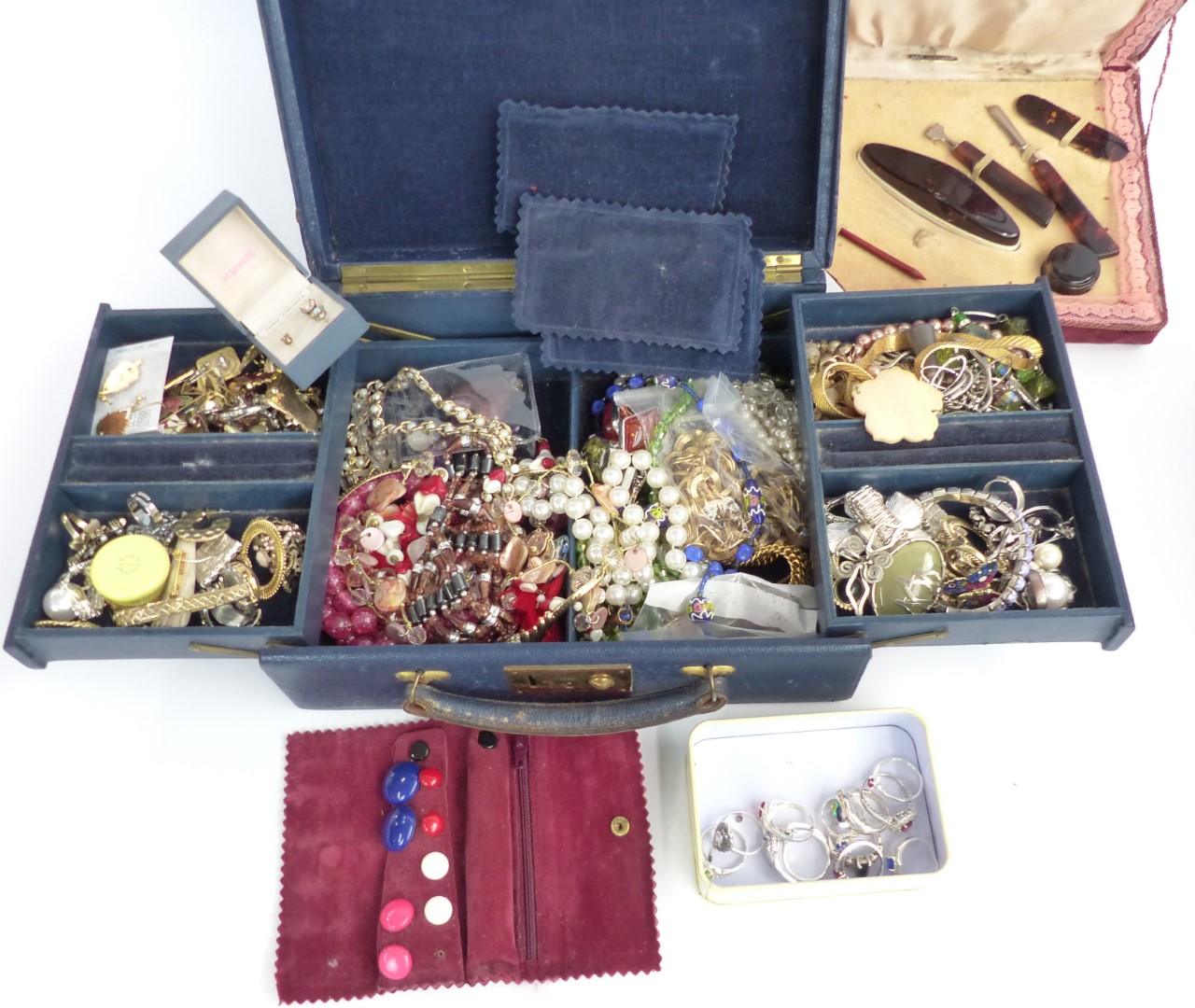 A collection of costume jewellery including vintage beads, silver rings etc - Image 2 of 6