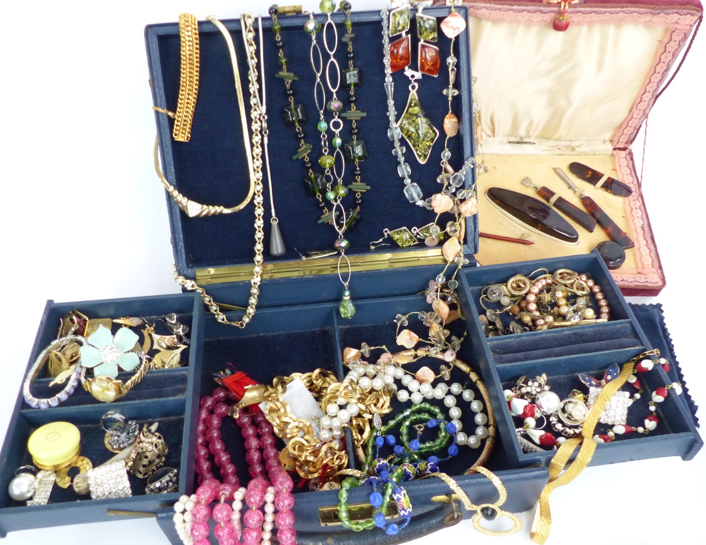 A collection of costume jewellery including vintage beads, silver rings etc - Image 5 of 6