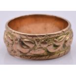A yellow metal ring with embossed decoration, 3.8g, size G/H