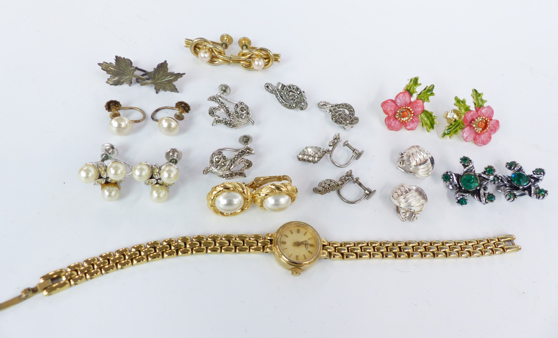 A collection of costume jewellery including vintage brooches, paste buckles, vintage watches, - Image 6 of 6