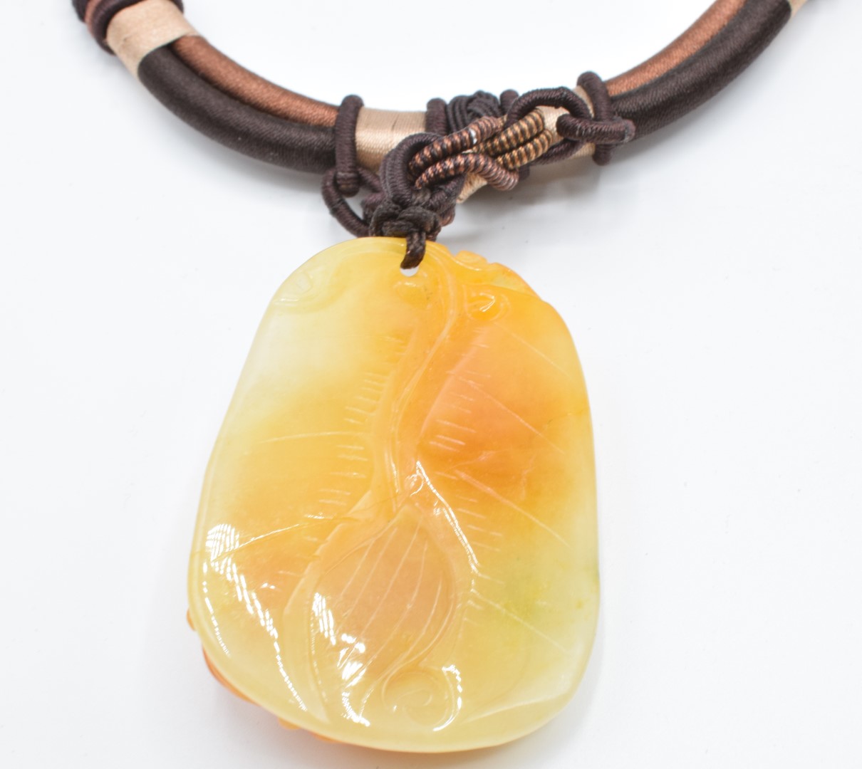 Two Chinese orange jade pendants, one depicting a creature (5.5 x 3.8cm) and the other peaches, 4. - Image 3 of 4