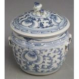 A 19thC Chinese blue and white lidded jar with finial in the form of a mythical creature, H15.5cm