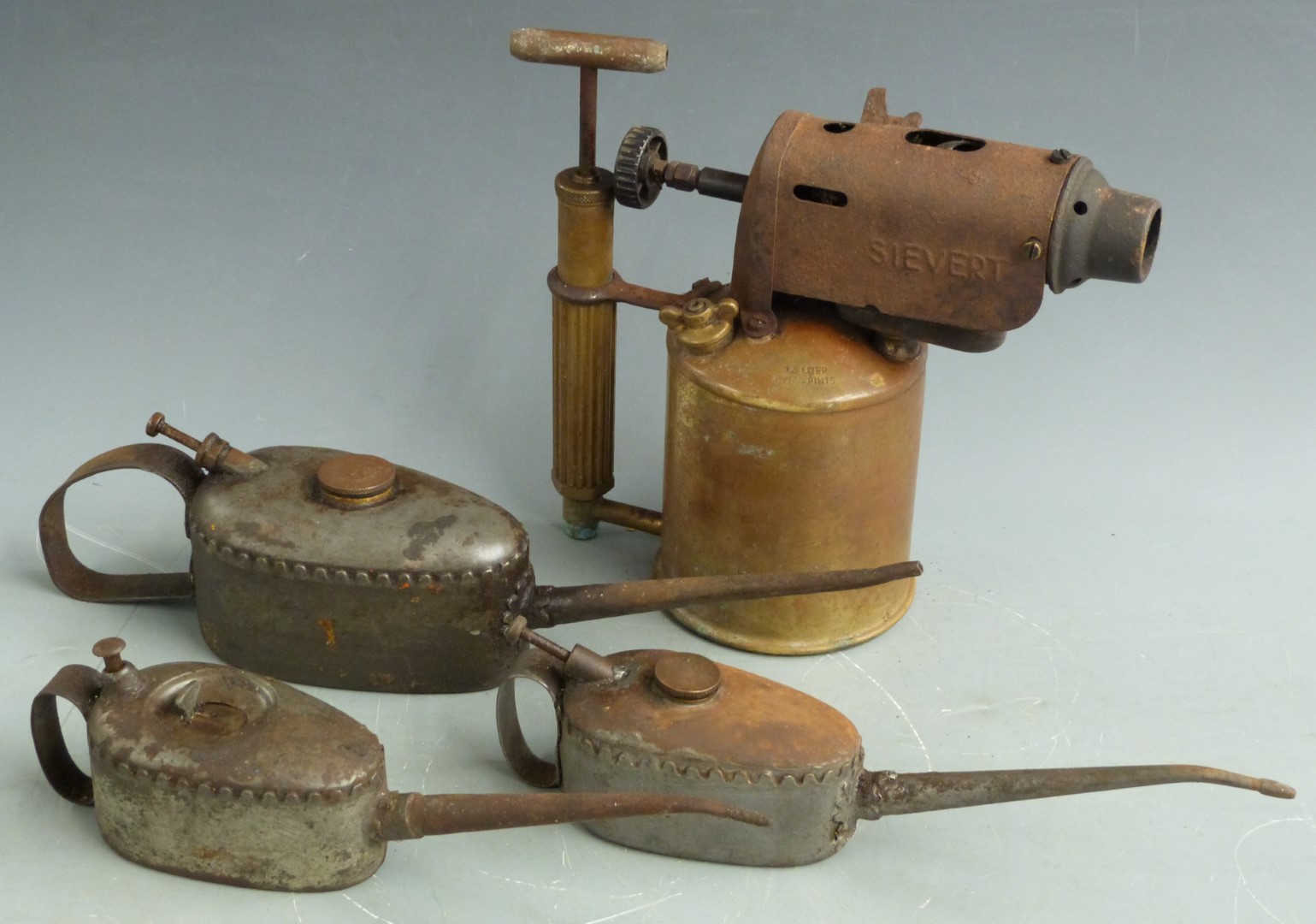 Two Kaye's oil cans, largest 1 pint, further unmarked can and a Sievert brass blow torch, height - Image 2 of 3