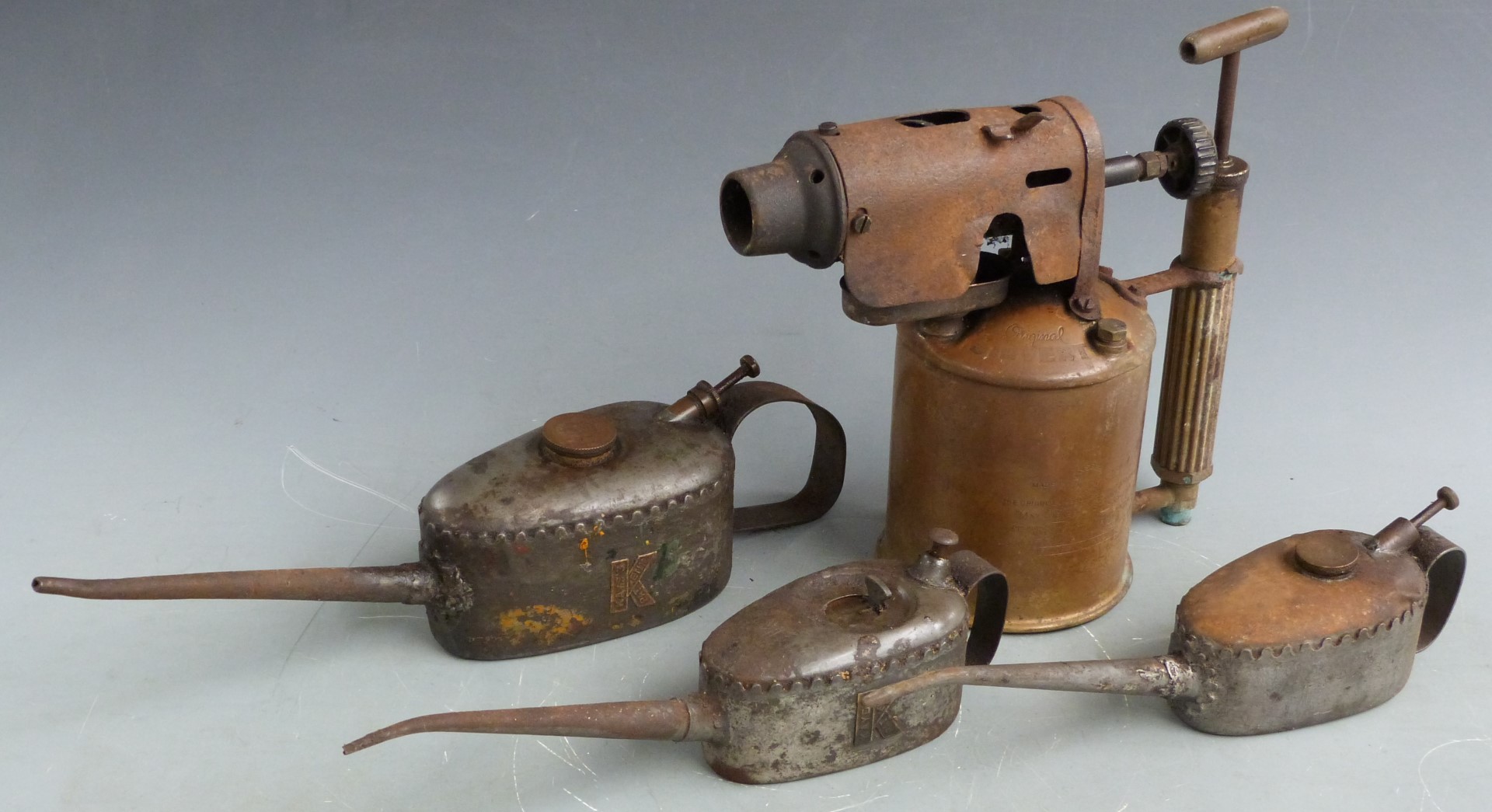 Two Kaye's oil cans, largest 1 pint, further unmarked can and a Sievert brass blow torch, height