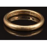 A 9ct gold wedding band/ ring, size K, 2.7g