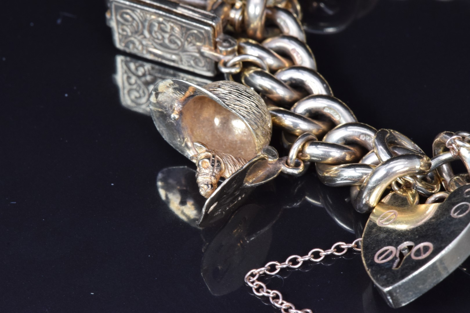 A 9ct gold charm bracelet with five 9ct gold charms including sewing machine, fob, jockey's hat - Image 3 of 7