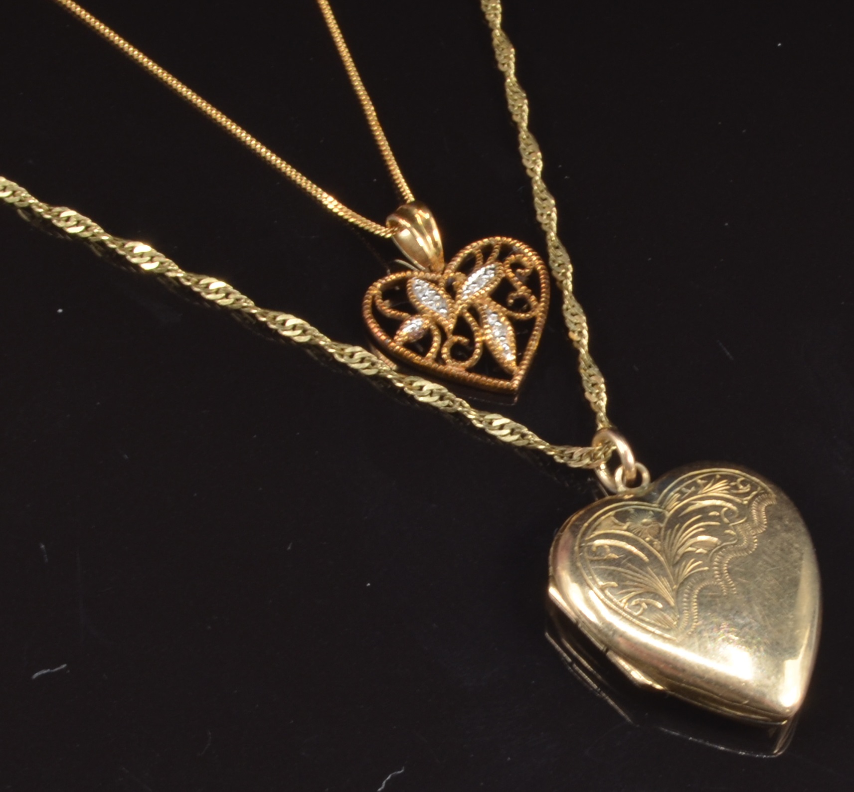 Two 9ct gold chains, a 9ct gold pendant, 3g, and a 9ct gold back and front heart locket