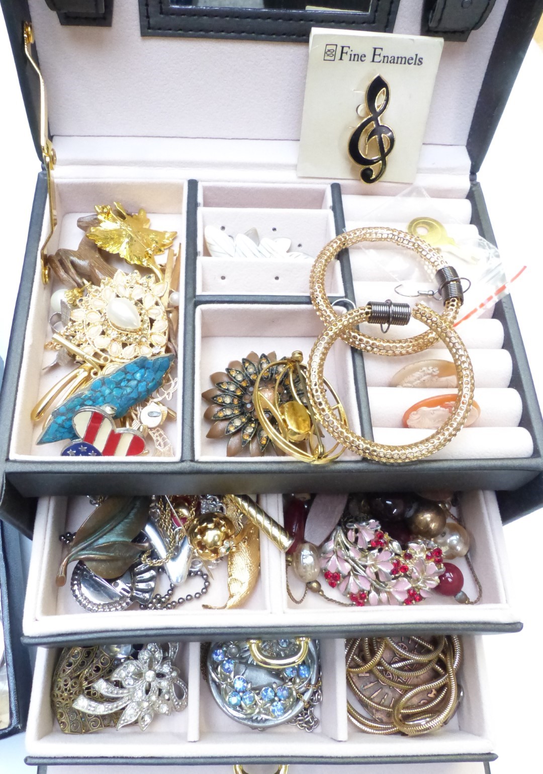 A collection of costume jewellery including brooches, necklaces, bracelets, etc - Image 2 of 4