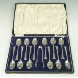 Cased set of twelve hallmarked silver teaspoons and tongs, weight 165g