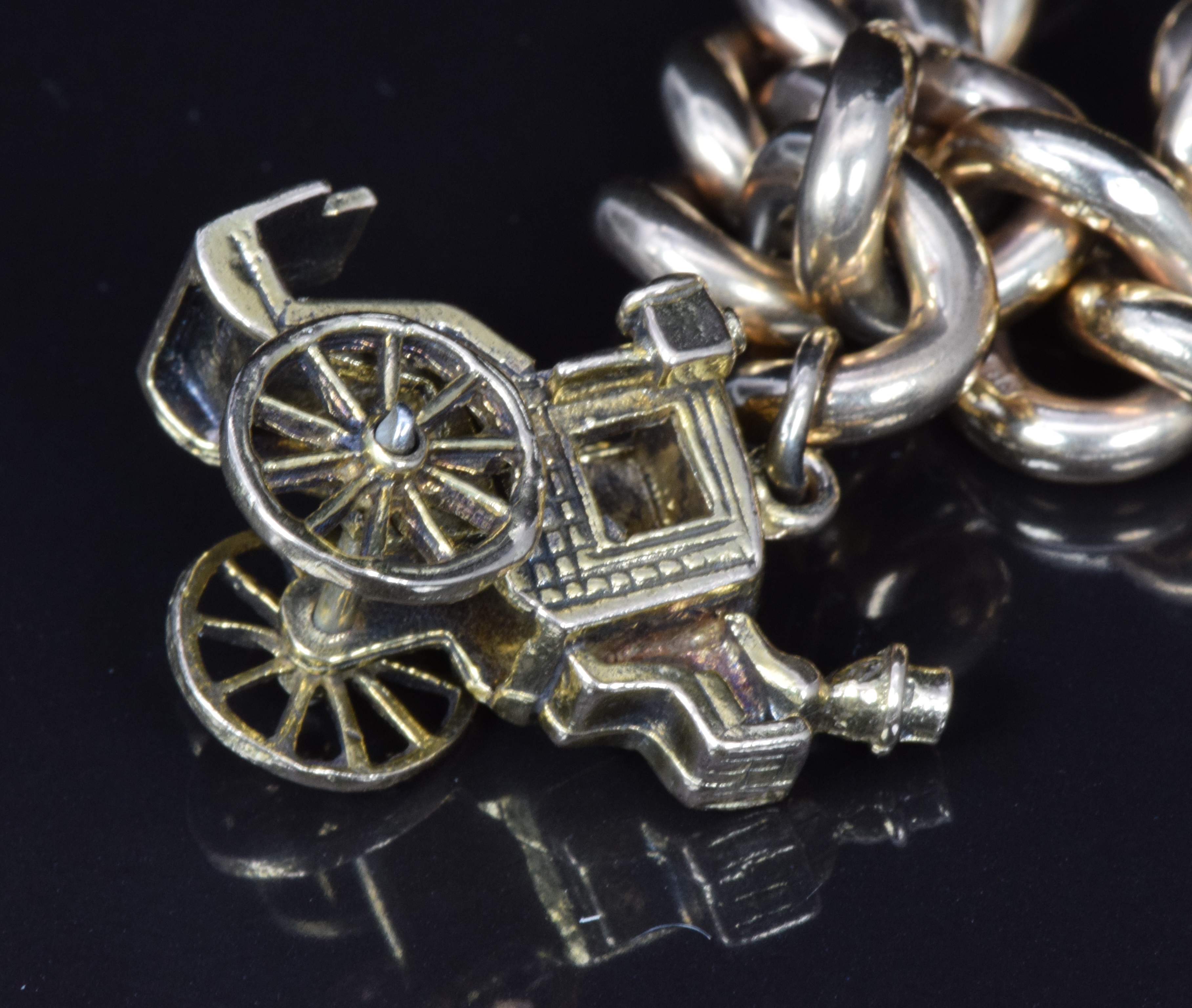 A 9ct gold charm bracelet with five 9ct gold charms including sewing machine, fob, jockey's hat - Image 6 of 7