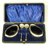 Cased Victorian hallmarked silver pair of salts with spoons and blue glass liners, Birmingham