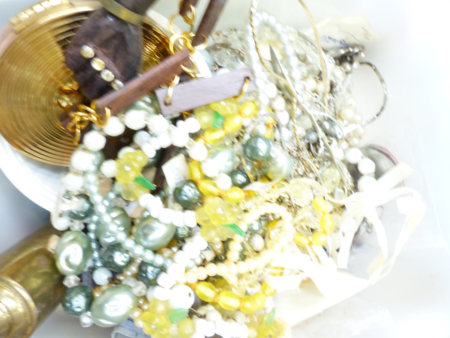 A collection of costume jewellery including vintage beads, necklace, etc - Image 3 of 6