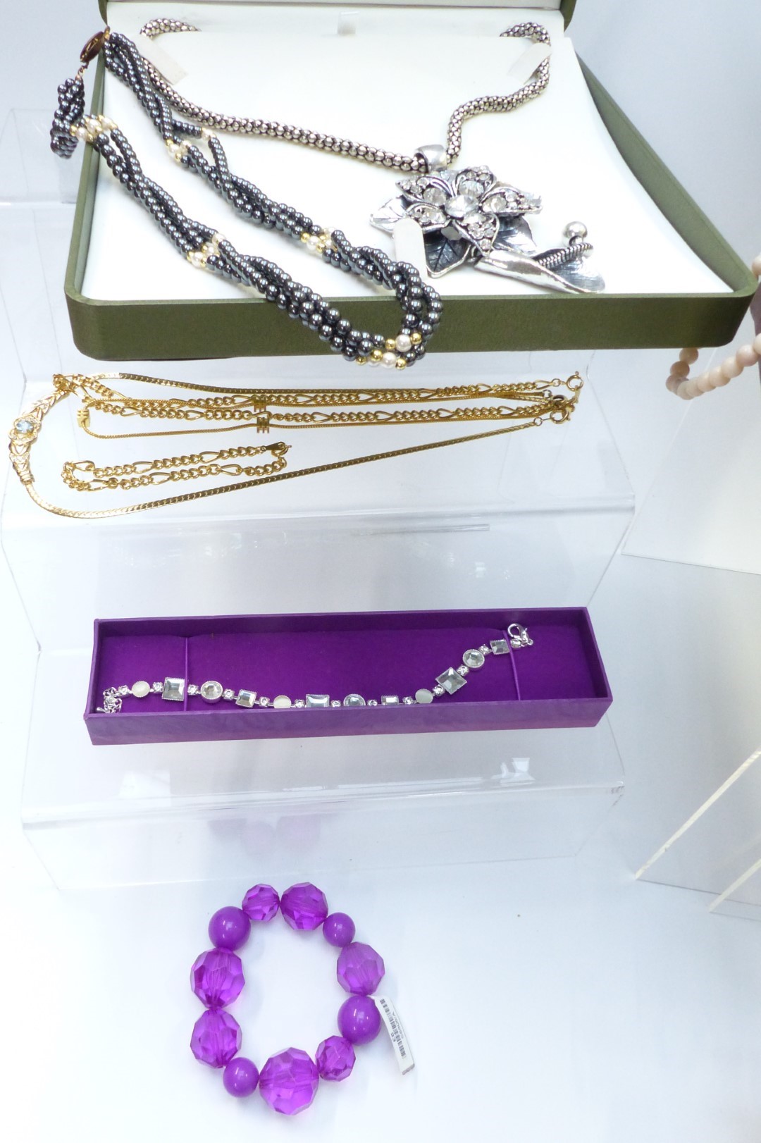 A collection of costume jewellery including pearl and coral necklace, another pearl necklace, - Image 4 of 5