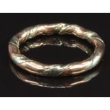 An 18ct gold bi-coloured band / ring, size K, 2.9g