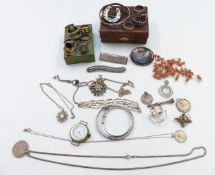 A collection of jewellery including silver Victorian horseshoe brooch, Birmingham 1890, silver
