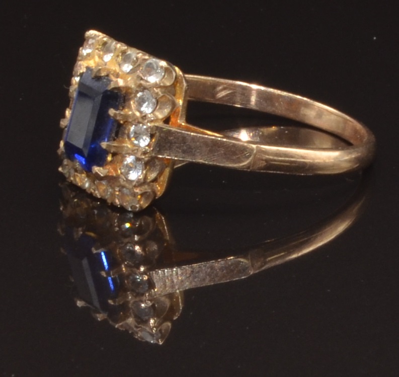 A 9ct gold ring, 2.7g and an 18ct gold ring, 2.6g - Image 2 of 3