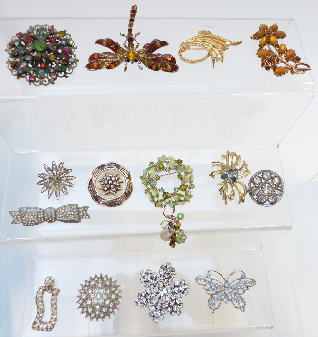 A collection of costume jewellery including gold plated pocket watch, earrings, beads, vintage - Image 4 of 6