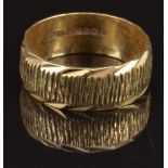 A 9ct gold wedding band/ ring, size K, 2.9g