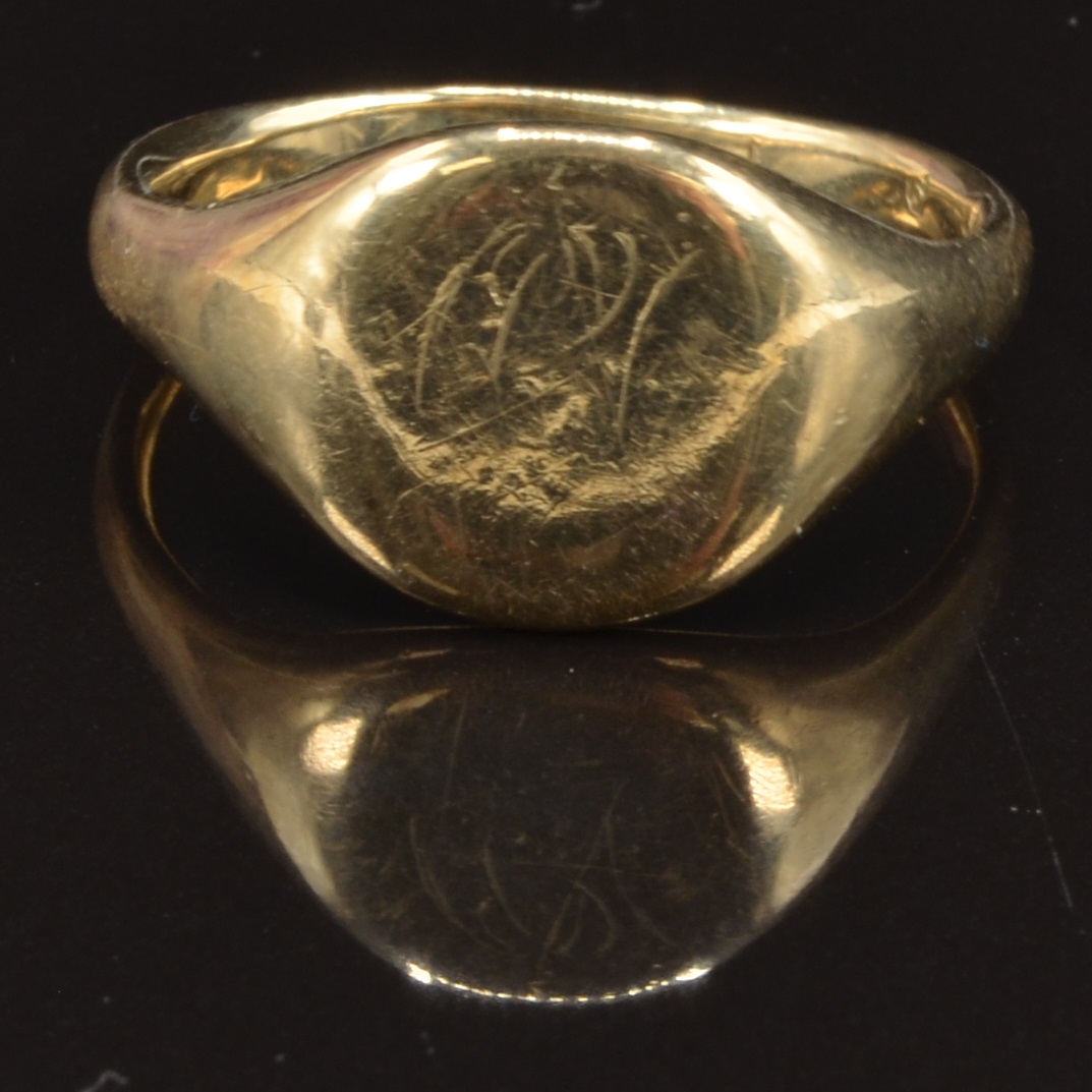 A 9ct gold signet ring, size S, 7.7g
