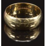 A 9ct gold wedding band/ ring, size U, 7.6g