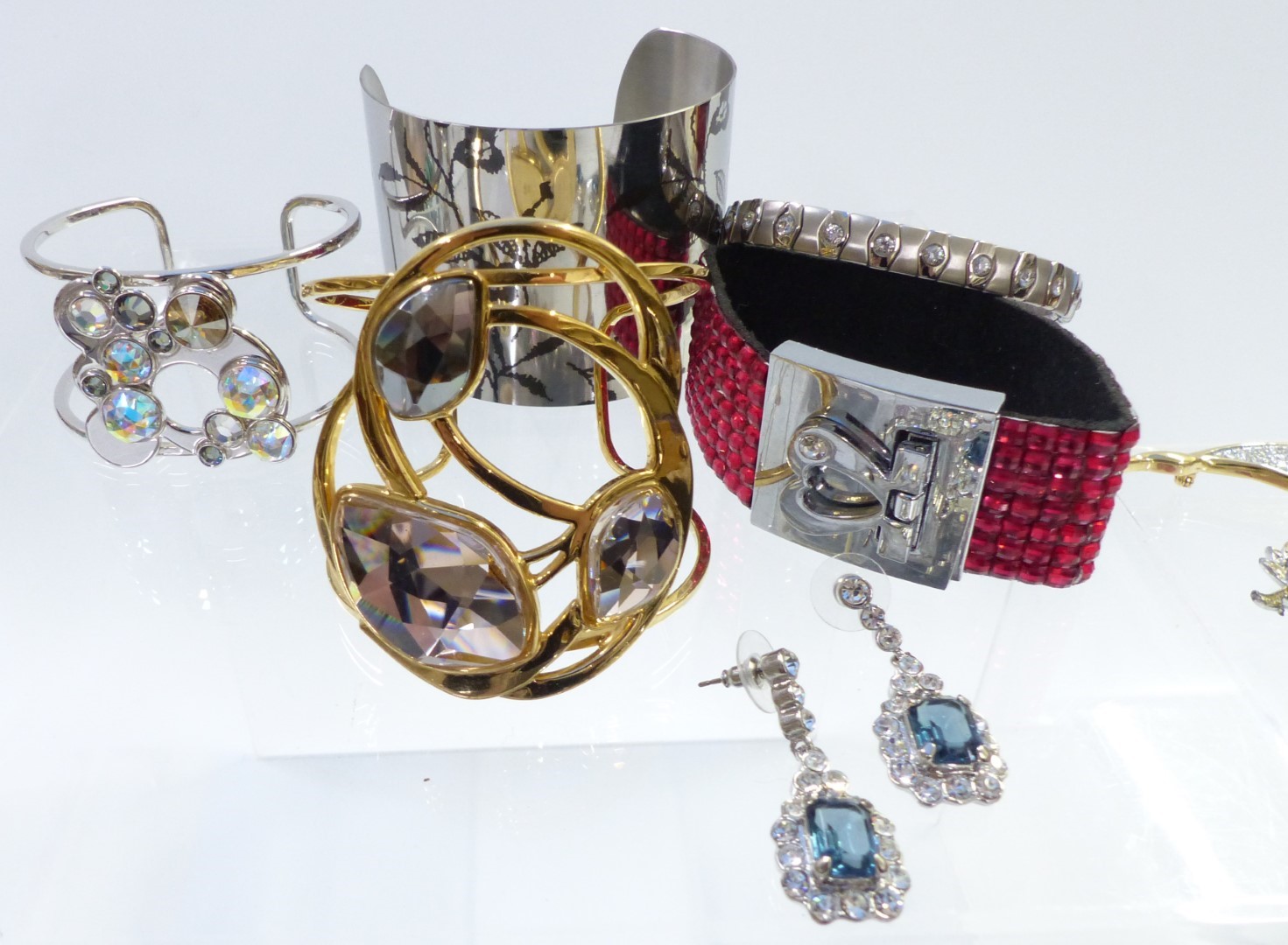 A collection of jewellery including bangles, some Swarovski; earrings; Exquisite, Sarah Coventry, - Image 2 of 6