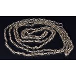 A c1900 15ct gold guard chain made up of faceted double circular links, 120cm long, 33g