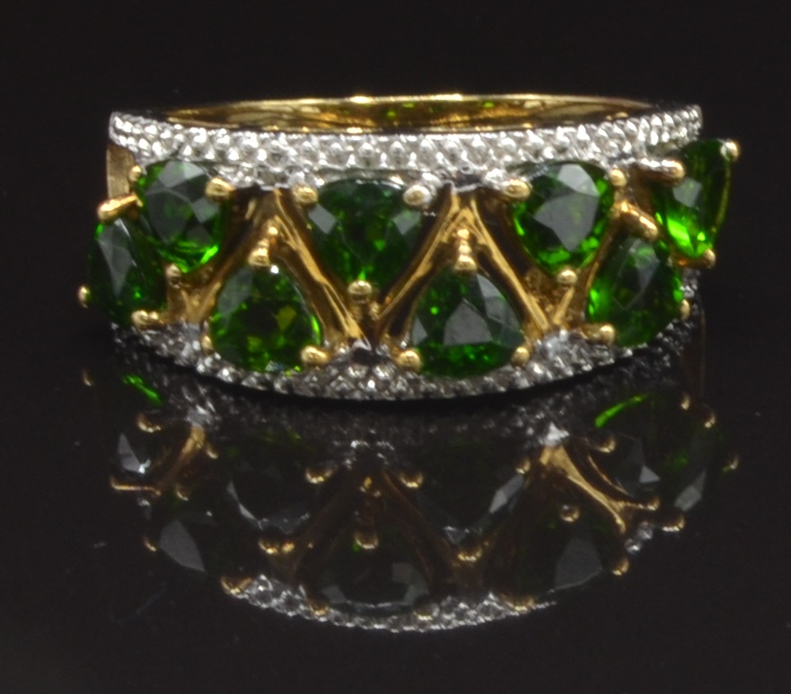 A 9ct gold ring set with diopside, size R, 3.5g